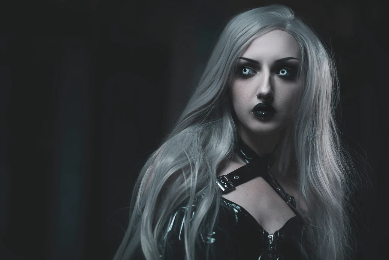 How to Do Gothic Makeup