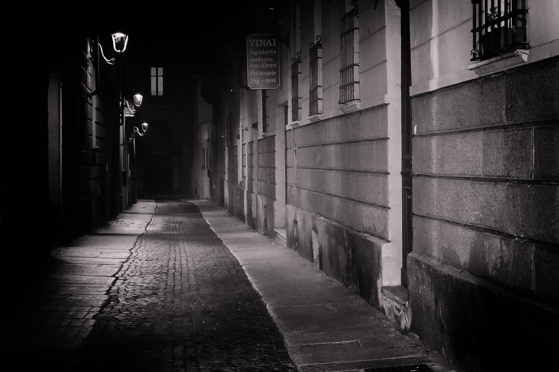 Dark, eerie alleyway setting the perfect backdrop for a Hot Vampire Halloween Costume photoshoot.