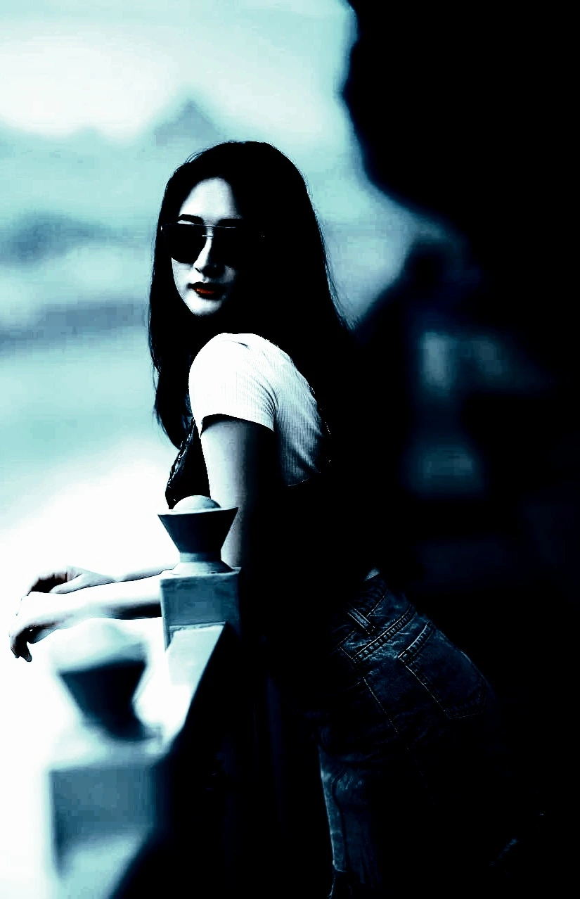 Fashionable woman in a stylish outfit and sunglasses, posing with a confident attitude.